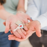 Il Tuo Futuro Inizia con un Mutuo Coppia che mostra le chiavi dopo aver preso il mutuo