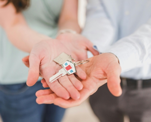 Coppia che mostra le chiavi dopo aver preso il mutuo