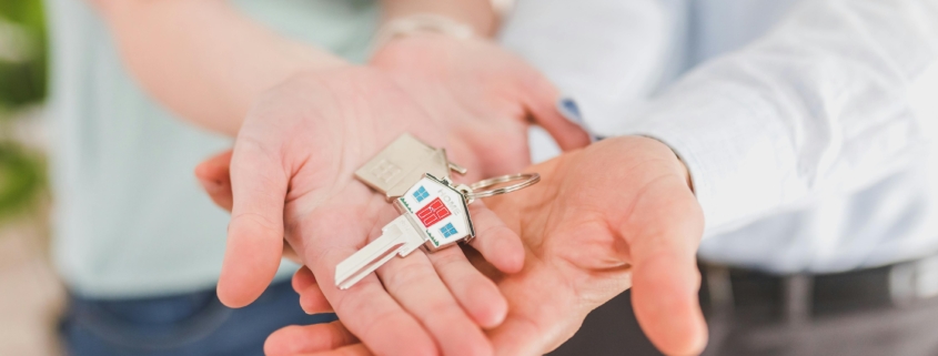 Mutuo prima casa: cosa sapere prima di firmare 1 Coppia che mostra le chiavi dopo aver preso il mutuo